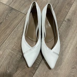Vionic white leather sylvie kitten heels size 6.5